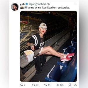 NEW G-111 Yankees Glitter V Neck T-Shirt, S